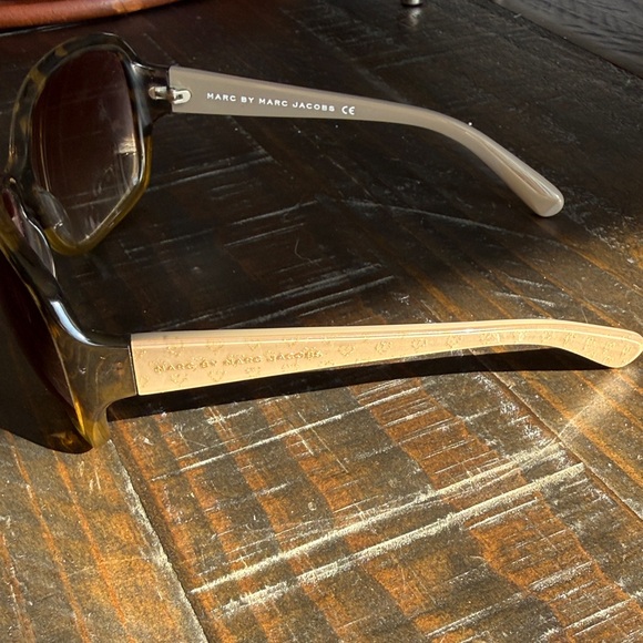 Stylish Tortoiseshell Sunglasses - Picture 7 of 9